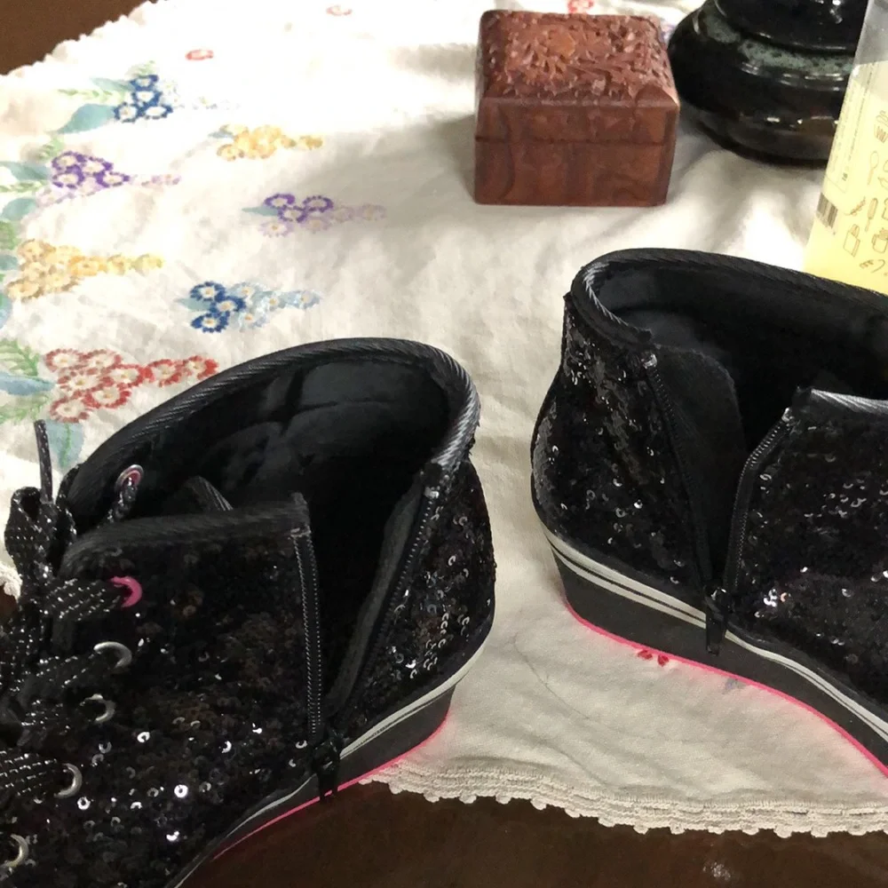 Enzo Black Sparkling Sequined Platform Sneakers. Size 5